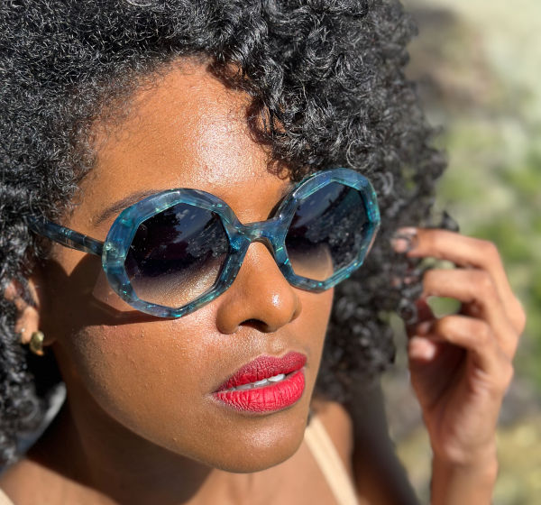 femme noire avec des lunettes de soleil en Martinique